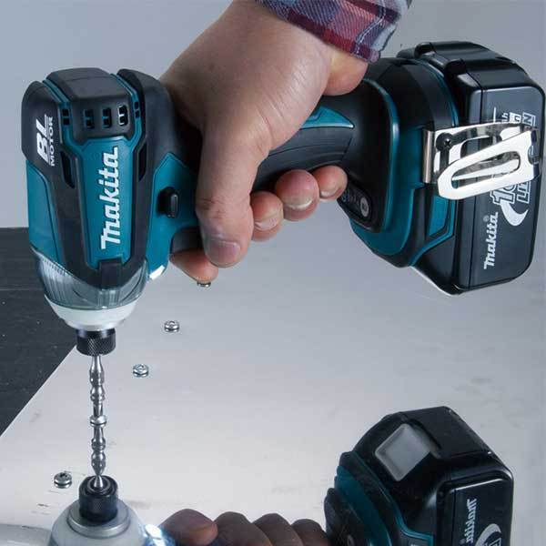Llave de impacto. Potencia 210Nm. Para batería 18V Makita.