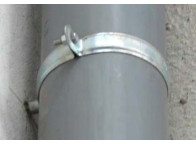 Abrazadera zincada para tubo de desague y bajantes diámetro 90mm