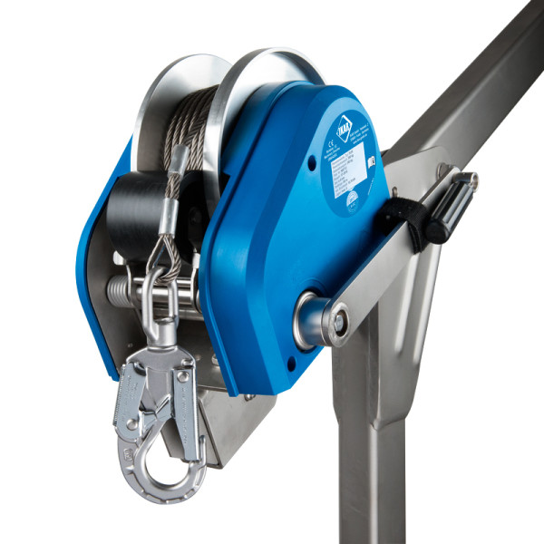 Winch 30m para descenso, elevación y posicionamiento del usuario.