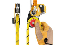 Polea MINI TRAXION de Petzl con bloqueador y rodamiento de bolas
